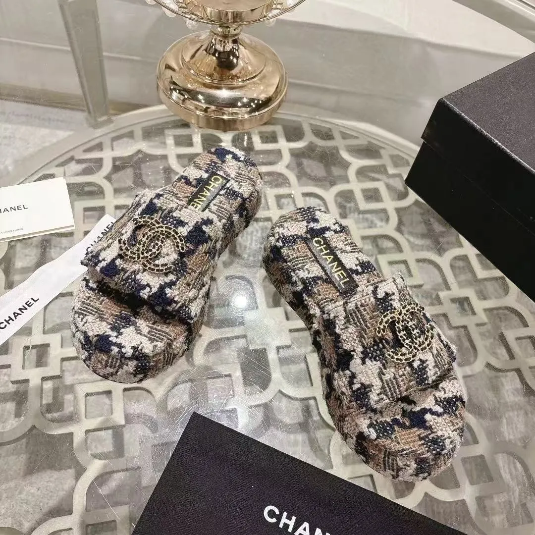 👟👟Ex-factory price 480👟👟 🎉Chanel Chanel 2025 Xiaoxiang C family thick-soled sandals series official website synchronization, classic and elegant, casual wear 🌹🌹🌹🌹Original logo ~ Made of imported sheepskin and C family custom fabrics, a variety of colors for the goddess to choose! ❤️❤️❤️❤️ Code number: 36~40 (35.41.42 customized, non-returnable) Color: 5 colors;